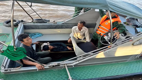 Lực lượng Bộ đội Biên phòng tỉnh Vĩnh Long kịp thời đưa thuyền viên vào bờ cấp cứu. (Ảnh: HOÀNG TRUNG)