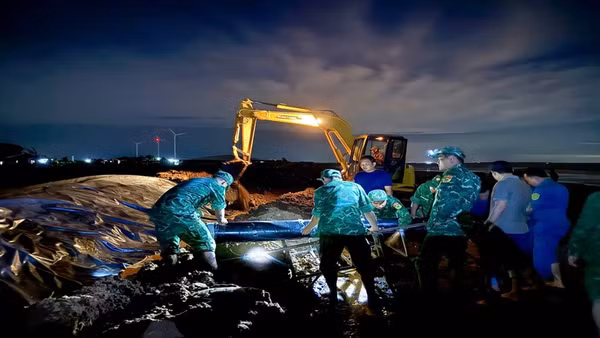 Cán bộ, chiến sĩ Đồn Biên phòng Cổ Chiên cùng các lực lượng xuyên đêm khắc phục sự cố sạt lở đê bao tại xã Thạnh Hải, tỉnh Vĩnh Long. (Ảnh: TRẦN GIỎI)