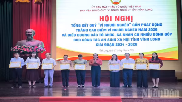 Trao bằng khen tặng các tập thể, cá nhân có thành tích tiêu biểu trong đóng góp cho Quỹ “Vì người nghèo” và công tác an sinh xã hội giai đoạn 2024-2026. (Ảnh: HOÀNG TRUNG)
