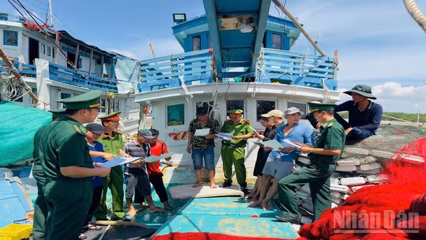 Lực lượng chức năng tăng cường công tác tuyên truyền cho ngư dân về chống khai thác IUU. (Ảnh: HOÀNG TRUNG)