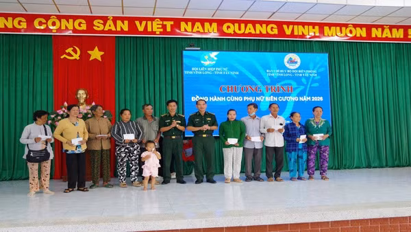 Bộ đội Biên phòng tỉnh Vĩnh Long tặng quà cho người dân có hoàn cảnh khó khăn tại khu vực biên giới. (Ảnh: TRẦN GIỎI)