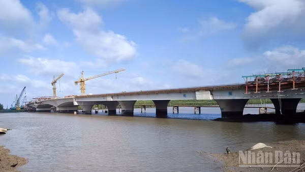 Công trình cầu Ba Lai 8 đang đẩy nhanh tiến độ xây dựng, sớm hoàn thành đưa vào sử dụng. (Ảnh: HOÀNG TRUNG)