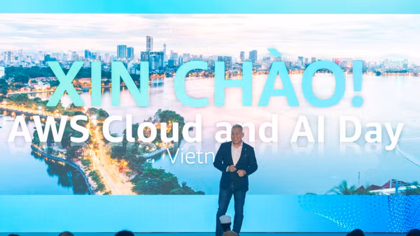 Ông Eric Yeo, Tổng giám đốc AWS Việt Nam phát biểu tại sự kiện AWS Cloud and AI Day Hà Nội. 