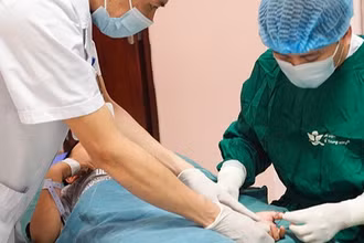 Bệnh nhi được các y bác sĩ xử trí, làm sạch và đánh giá tổn thương sau phẫu thuật.
