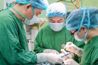 Tại Bệnh viện Nhi Trung ương, thay vì phải trải qua một cuộc đại phẫu với việc tháo rời và tái tạo lại gần như toàn bộ khối xương trán-ổ mắt, nhiều bệnh nhi hiện nay đã được điều trị bằng kỹ thuật kéo giãn phức hợp trán-ổ mắt.