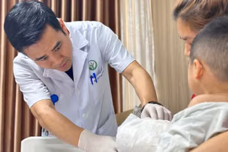 Bác sĩ thăm khám cho bệnh nhi. 