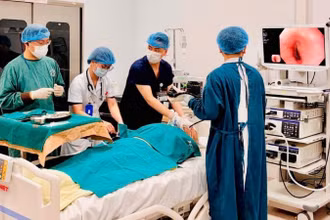 Bác sĩ thực hiện kỹ thuật ít xâm lấn cho bệnh nhân.