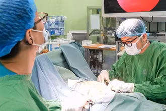 Bác sĩ can thiệp phẫu thuật cho bệnh nhi. 