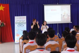 Sự đồng hành của tập đoàn SCG được thể hiện một cách đa dạng và toàn diện thông qua hỗ trợ tài chính và tập huấn trang bị kỹ năng cho học sinh.