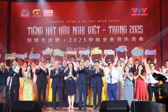 Các đại biểu chúc mừng chương trình giao lưu nghệ thuật.