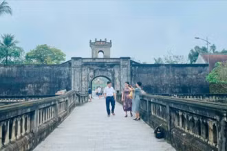 Du khách tham quan di tích Thành cổ Quảng Trị.