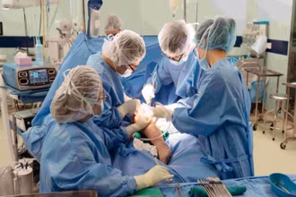 Các bác sĩ tiến hành phẫu thuật cho bệnh nhi. 