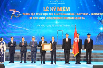 Thừa ủy quyền của Chủ tịch nước, Thứ trưởng Y tế Trần Văn Thuấn đã trao Huân chương Lao động hạng Ba cho Bệnh viện Phụ sản Trung ương.
