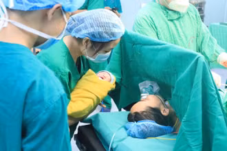 Trẻ sơ sinh được kề sát mẹ rồi được đưa về Bệnh viện Phụ sản Trung ương chăm sóc. 
