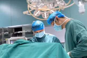 Bác sĩ chuyên khoa II Nguyễn Quang Thành phẫu thuật cho bệnh nhân. 