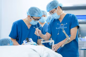 Các bác sĩ thực hiện phẫu thuật điều trị cho bệnh nhi.