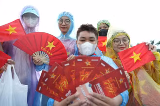 Những tấm vé đặc biệt in bài hát "Tiến quân ca".