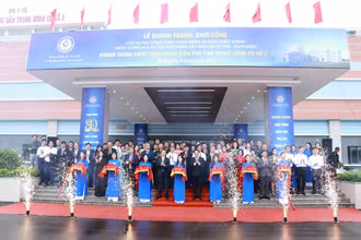 Thứ trưởng Trần Văn Thuấn cùng Ban Giám đốc bệnh viện đã thực hiện cắt băng khánh thành Bệnh viện Phụ Sản Trung ương cơ sở 2.
