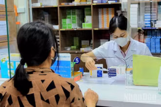 Cấp phát thuốc cho bệnh nhân.