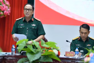Thiếu tướng Đoàn Xuân Bộ, Bí thư Đảng ủy, Tổng Biên tập Báo Quân đội nhân dân phát biểu khai mạc tọa đàm.