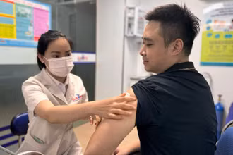 Tiêm vaccine dự phòng cúm mùa. 