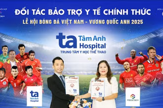 Các huyền thoại bóng được chăm sóc sức khỏe chuyên sâu trong suốt thời gian đá giao hữu tại Việt Nam. 