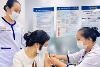 Tiêm vaccine phòng sốt xuất huyết là cách phòng bệnh chủ động.