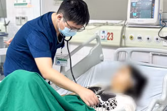 Bác sĩ thăm khám cho người bệnh. 