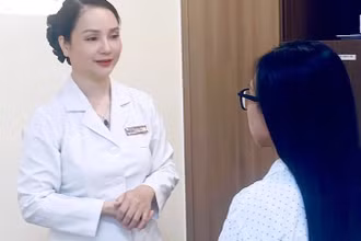 Bác sĩ thăm khám bệnh nhân sau phẫu thuật.