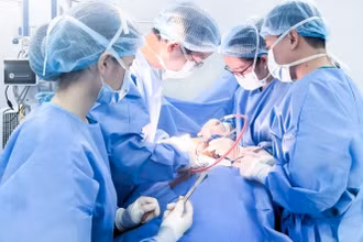 Bác sĩ phẫu thuật lấy khối bướu giáp cho bệnh nhân. 
