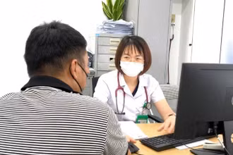 Bác sĩ tư vấn cho bệnh nhân. 