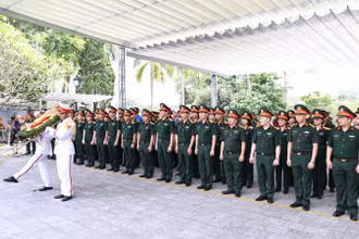 Hơn 50 cán bộ, thầy thuốc của Bệnh viện Trung ương Quân đội 108 cúi đầu kính cẩn tri ân các Anh hùng liệt sĩ.