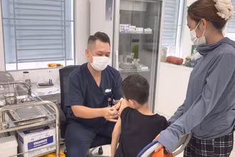 Tiêm phòng dại cho bệnh nhi tại Bệnh viện Bệnh Nhiệt đới Trung ương. 