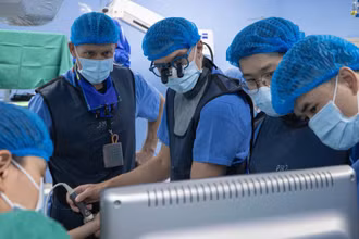 Các bác sĩ tiến hành phẫu thuật cho bệnh nhân trong chuyến đi khám tình nguyện.