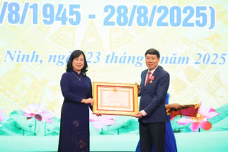 Bộ trưởng Đào Hồng Lan thừa ủy quyền của Chủ tịch nước, trao Huân chương Lao động hạng Ba cho ông Đoàn Hữu Thiển, Chánh Văn phòng Bộ Y tế.