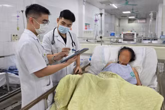 Các bác sĩ Khoa Hồi sức tích cực thần kinh theo dõi sát sao từng chỉ số, diễn biến của bệnh nhân.