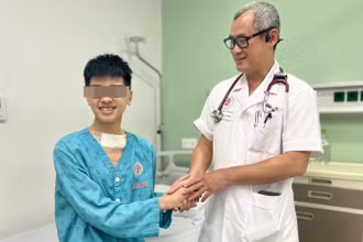 Đại tá, Tiến sĩ Ngô Vi Hải – Chủ nhiệm khoa Ngoại lồng ngực, Bệnh viện Trung ương Quân đội 108 chúc mừng bệnh nhân. 