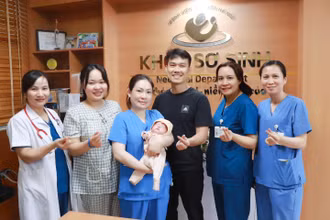 Gia đình sản phụ vui mừng đón con yêu sau hành trình dài theo dõi đặc biệt tại Khoa Hồi sức Sơ sinh.