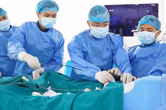Ê-kíp can thiệp tái thông mạch vành cho người bệnh.