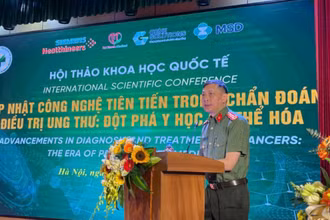 Đại tá, Phó Giáo sư, Tiến sĩ Nguyễn Thanh Tuyền, Giám đốc Bệnh viện 19-8 phát biểu tại Hội thảo.