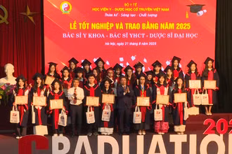 Phó Giáo sư, Tiến sĩ Phạm Quốc Bình - Bí thư Đảng ủy, Chủ tịch Hội đồng trường và Phó Giáo sư, Tiến sĩ Nguyễn Quốc Huy - Giám đốc Học viện trao bằng tốt nghiệp cho 25 tân bác sĩ y học cổ truyền, bác sĩ y khoa và dược sĩ tốt nghiệp loại giỏi năm học 2024-2025.