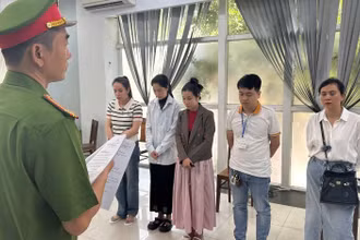 Cơ quan cảnh sát điều tra Công an thành phố Đà Nẵng tống đạt các quyết định khởi tố vụ án, khởi tố bị can nhóm "bác sĩ giả" Phòng khám đa khoa quốc tế Đà Nẵng. (Ảnh: Công an cung cấp)