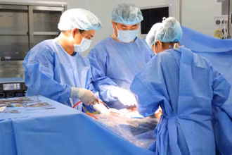 Ê-kíp bác sĩ Vinmec đã tiến hành phẫu thuật cấp cứu trong phòng mổ vô khuẩn một chiều với đầy đủ hệ thống gây mê hồi sức hiện đại.