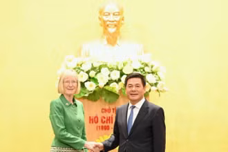 Bộ trưởng Công thương Nguyễn Hồng Diên và bà Gillian Bird, tân Đại sứ Australia.