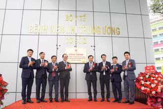 Lãnh đạo Bộ Y tế và Ban Giám đốc bệnh viện chúc mừng khán thành cơ sở 2 Bệnh viện Nhi Trung ương. 