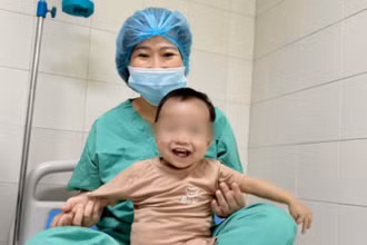  Bệnh nhi 15 tháng tuổi được ghép gan tại Bệnh viện Trung ương Huế xuất viện 