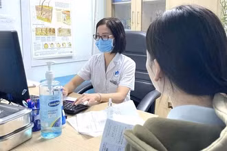 Bác sĩ khám, tư vấn cho bệnh nhân da liễu. (Ảnh: D.H)