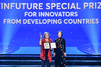 Giải Đặc biệt VinFuture 2025 dành cho Nhà khoa học đến từ các nước đang phát triển đã vinh danh Giáo sư María Esperanza Martínez-Romero (Mexico) vì những tiến bộ trong nghiên cứu sinh thái vi sinh vật và cơ chế cố định nitơ cộng sinh tại các hệ sinh thái nhiệt đới. (Ảnh: THÀNH ĐẠT)