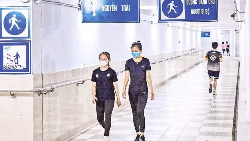 Hầm đi bộ Ngã Tư Sở (Ảnh ĐỖ TÂM)