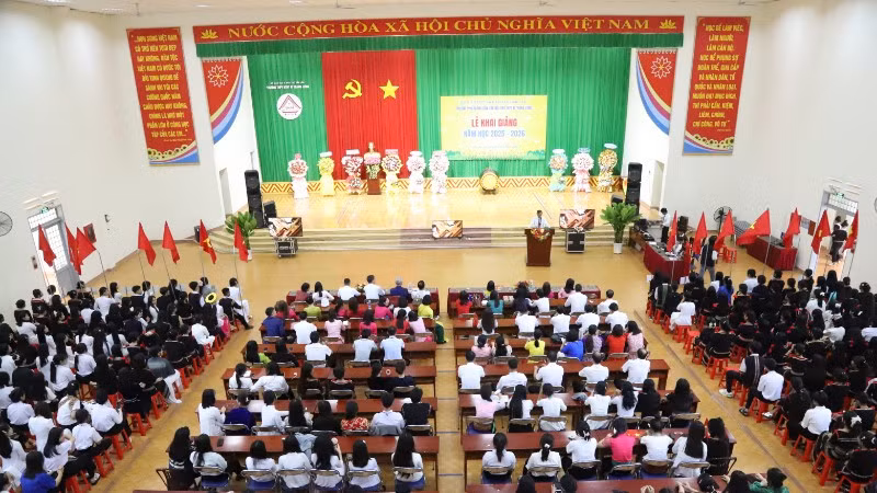 Thầy và trò Trường Trung học phổ thông Dân tộc nội trú N’Trang Lơng trong lễ khai giảng năm học 2025-2026.